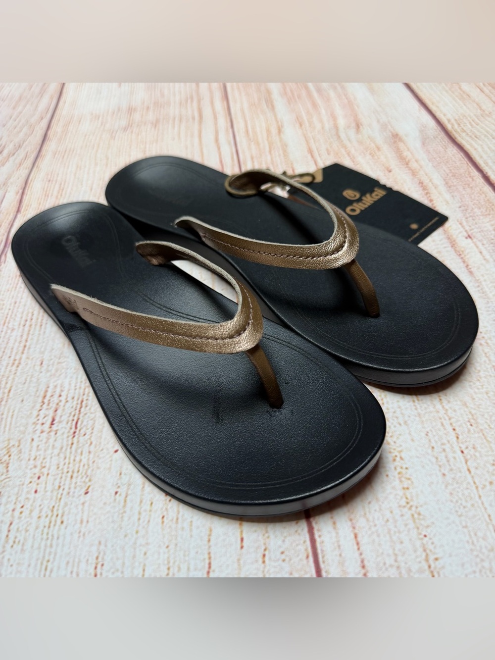 OluKai Copper Strap Black Footbed Thong Sandals NWT 7